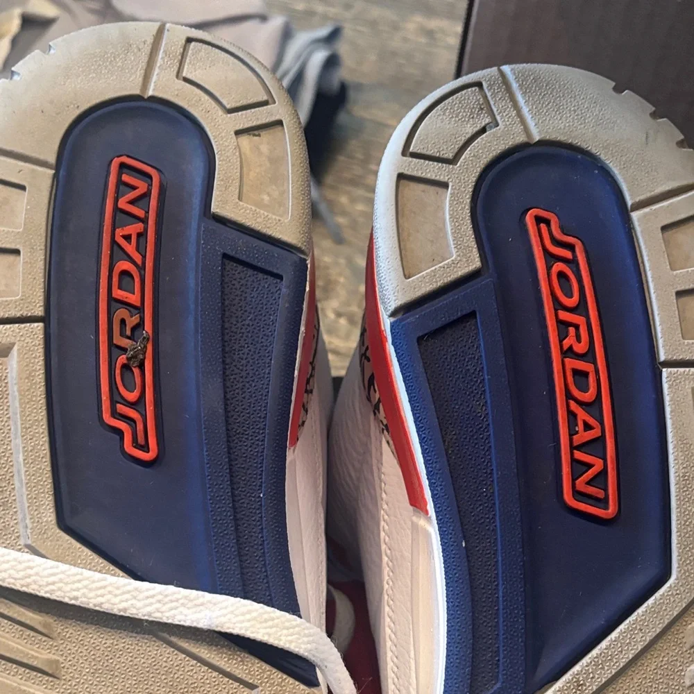 Air Jordan Retro 3 "Knicks" edition with orange and blue colorway - Picture 8 of 9